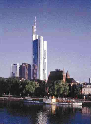 The ecologically designed Commerzbank towers over historic Frankfurt. Elizabeth Walker/Foster Assoc.