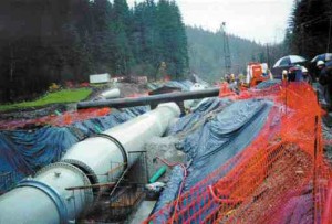 Installing the 1-km-long, stainless steel contacter pipe.