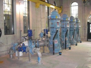 Low-lift and high-lift pumps. To reuse parts of the original building and maintain a compact building footprint, the engineers developed a process that involves membrane filtration and a gravity siphon.