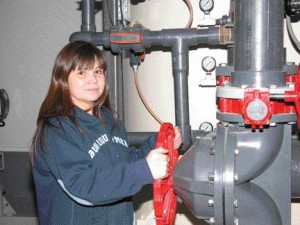 Senior operator, Roberta, adjusting plant process flow; the plant's operation is stable, robust, and easy for band members to operate.