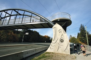 Above: the bridge on opening day. Squamish art cast into the thrust walls is just one of several cultural symbols that are incorporated seamlessly into the structure.